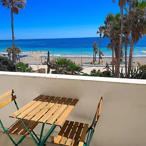 https://apartamento-en-primera-linea-de-playa-en-estepona.1costadelsol.com